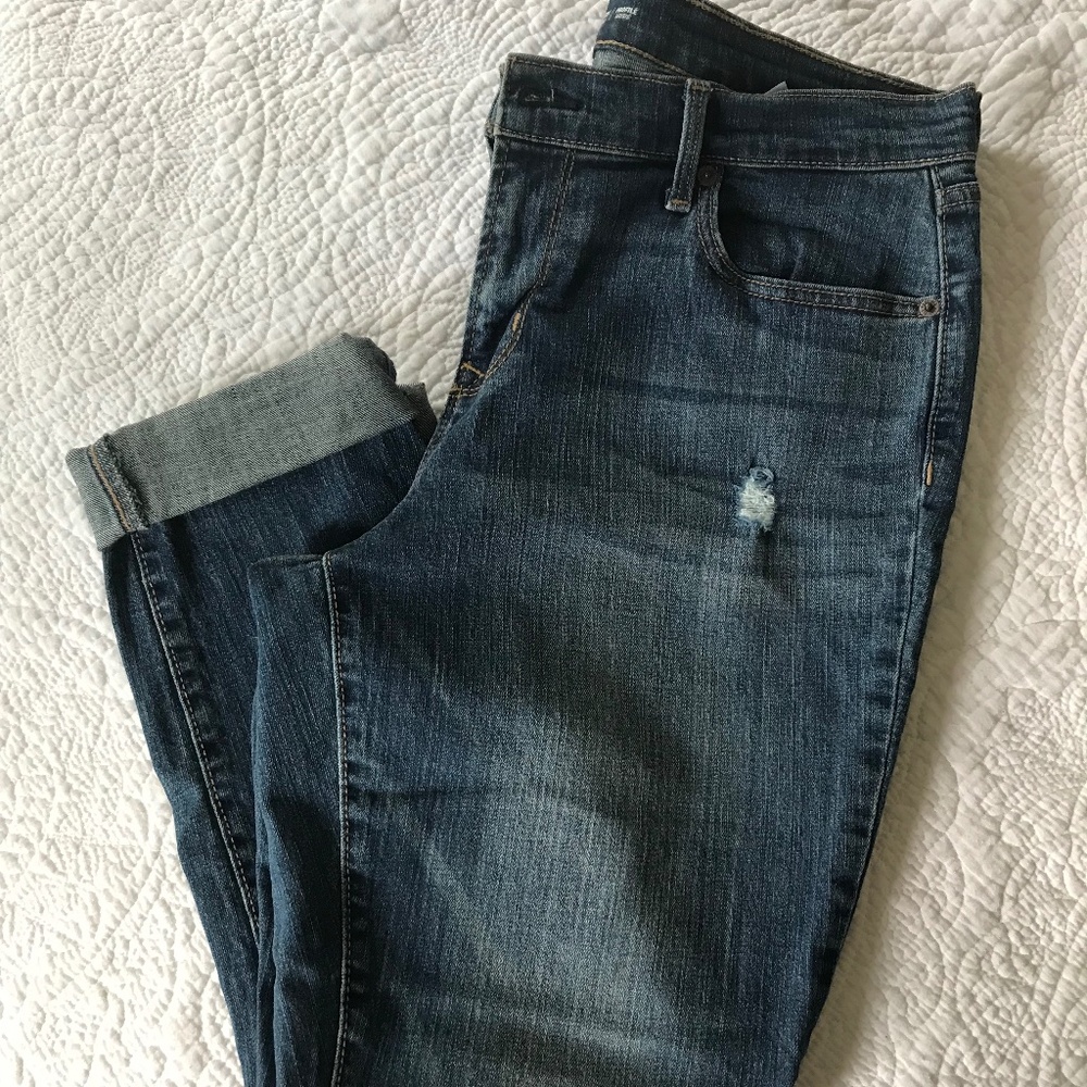 NEW OLD NAVY CURVY SKINNY  JEANS. size 12 38" L